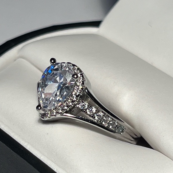 925 Sterling Silver Pear-Shaped Diamond Engagement Ring - Picture 3 of 11